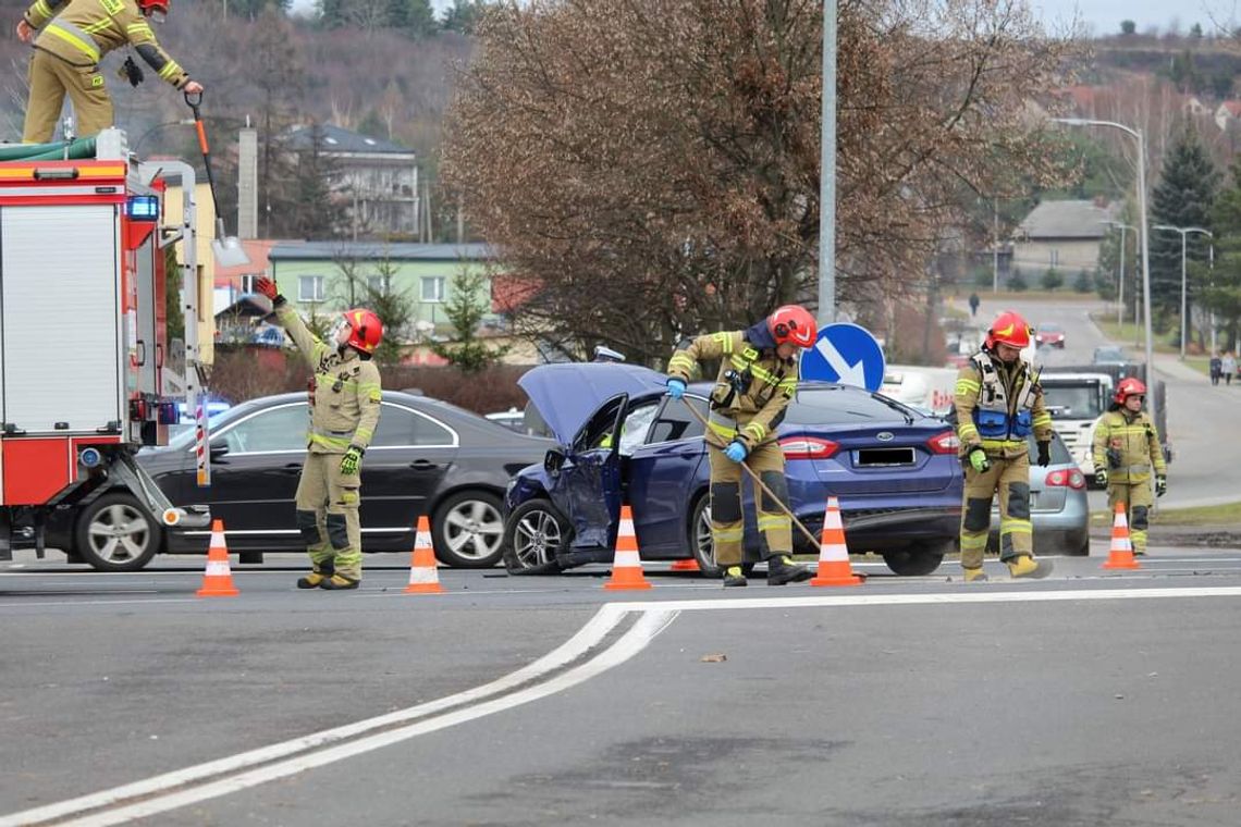 Zderzenie samochodów na skrzyżowaniu z DK94 w Olkuszu (ZDJĘCIA)