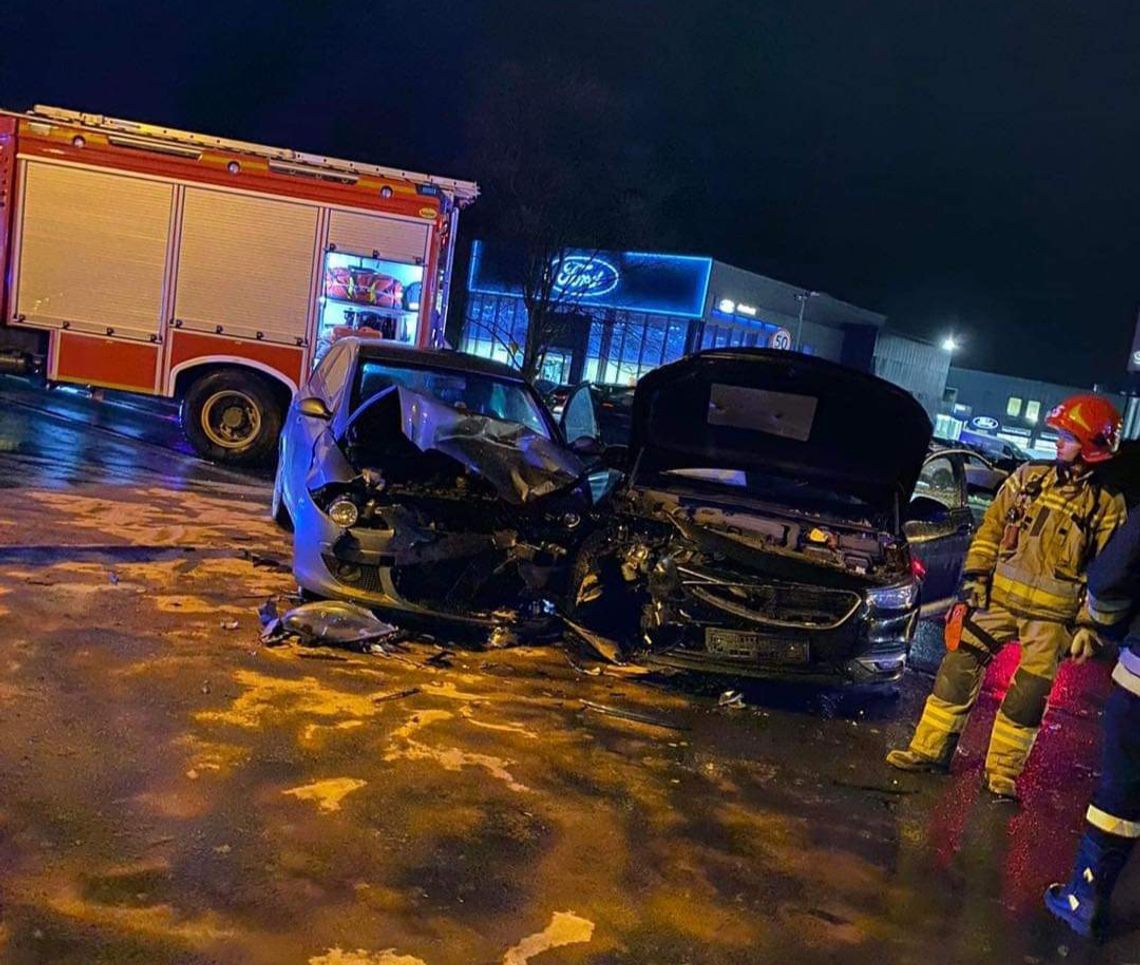 Na zdjęciu zniszczone pojazdy po wypadku na ulicy Jasnogórskiej w Krakowie