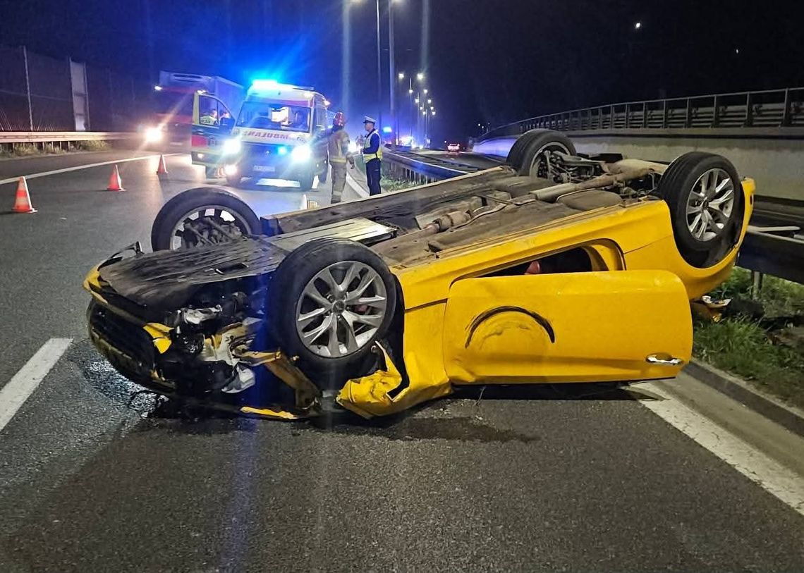 Myślenice, Zarabie, Zakopianka, droga krajowa, wypadek drogowy, dachowanie samochodu, zderzenie pojazdów w Myślenicach, powiat myślenicki, na sygnale