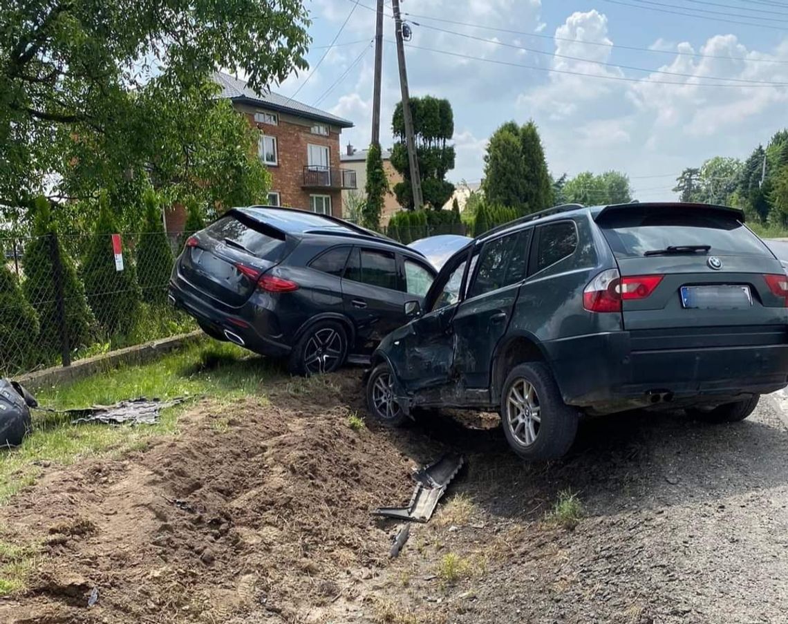 Na zdjęciu rozbite samochody po zderzeniu w Wawrzeńczycach