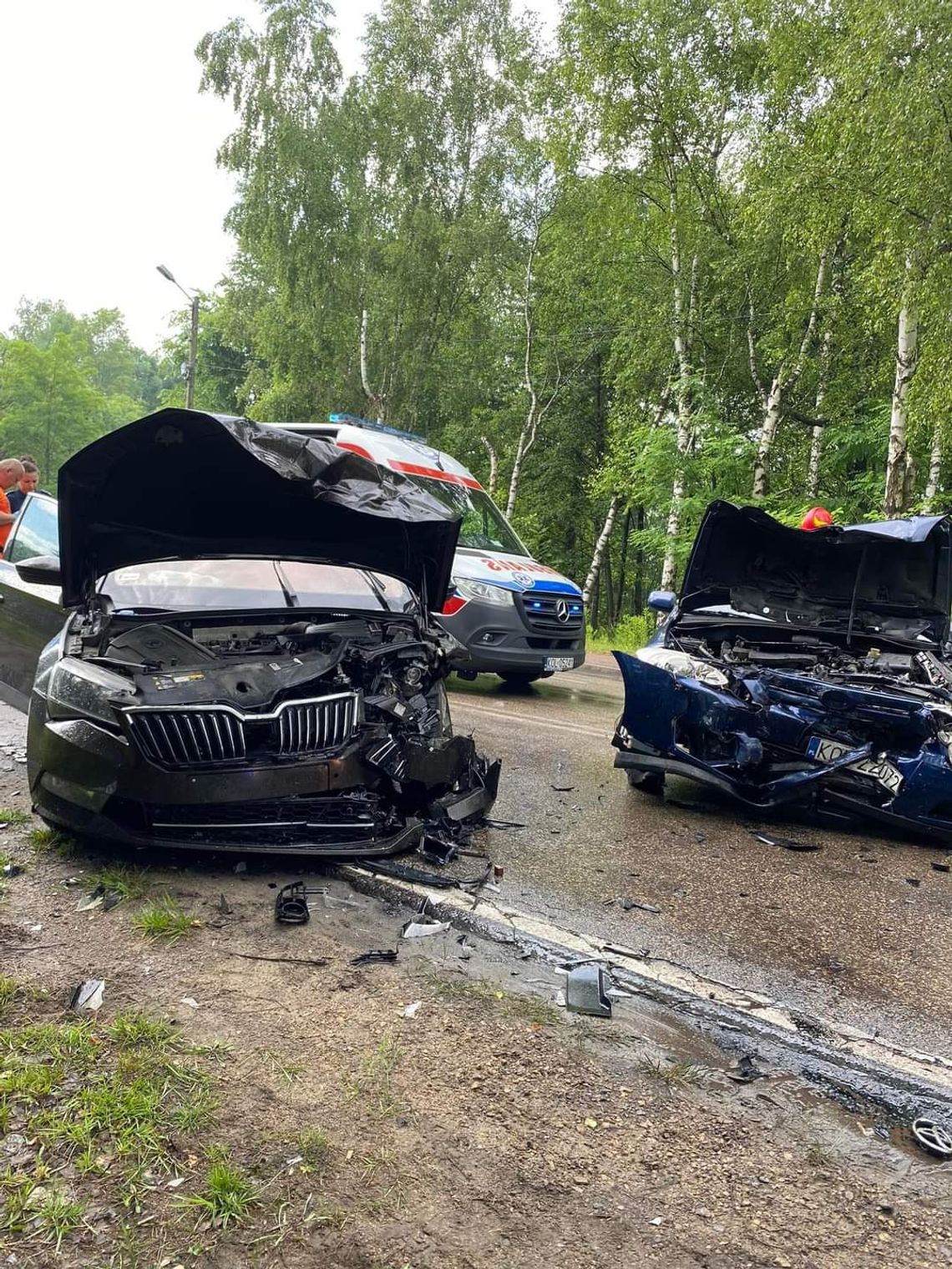 Zderzenie samochodów w Bolesławiu. Pojazdy poważnie zniszczone