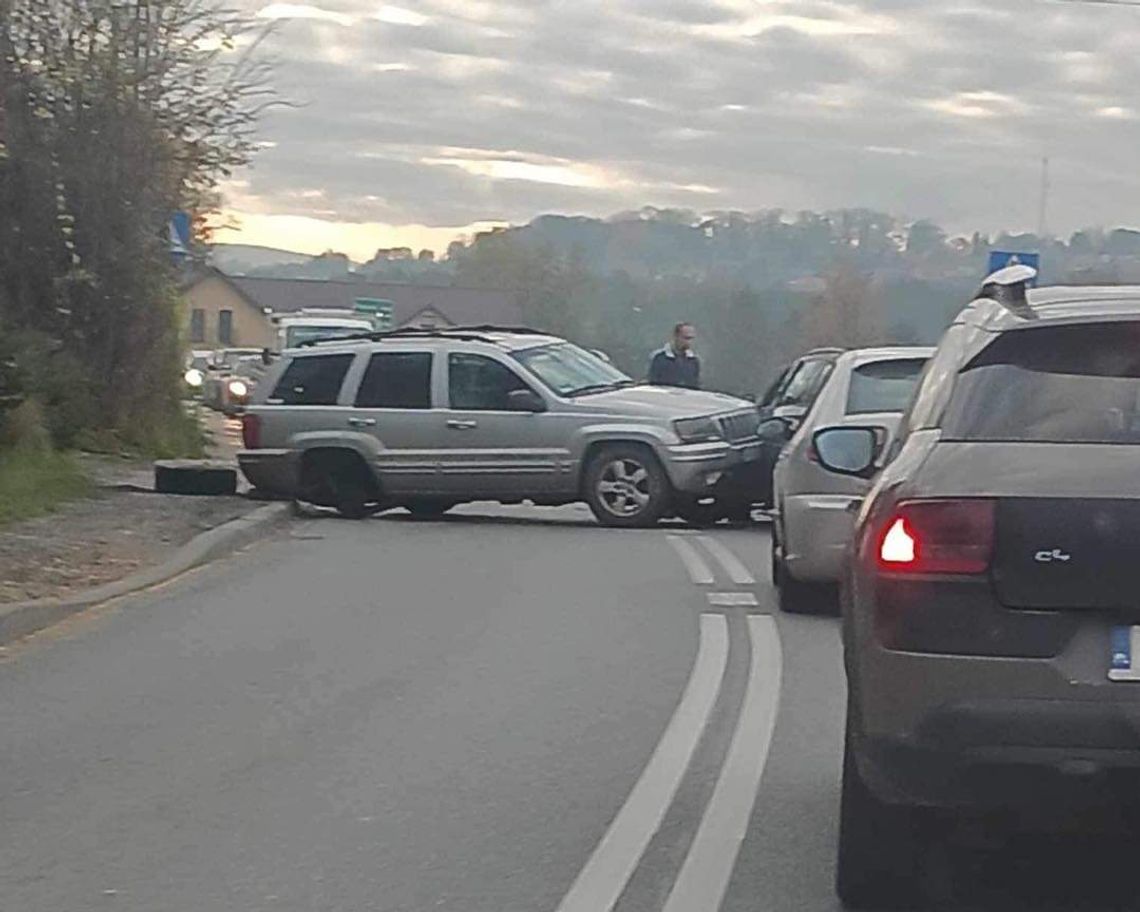 W Januszowicach po zderzeniu samochodów tworzą się spore korki