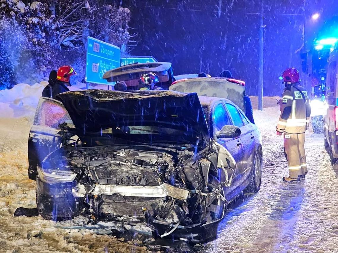 Na zdjęciu jeden z rozbitych samochodów podczas wypadku w Kościelisku