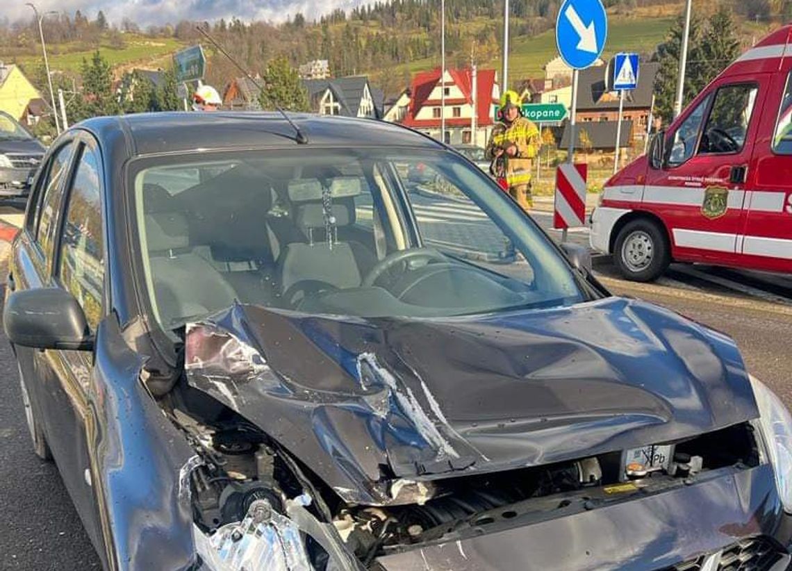 Jeden z uszkodzonych pojazdów podczas wypadku na Zakopiance w Poroninie