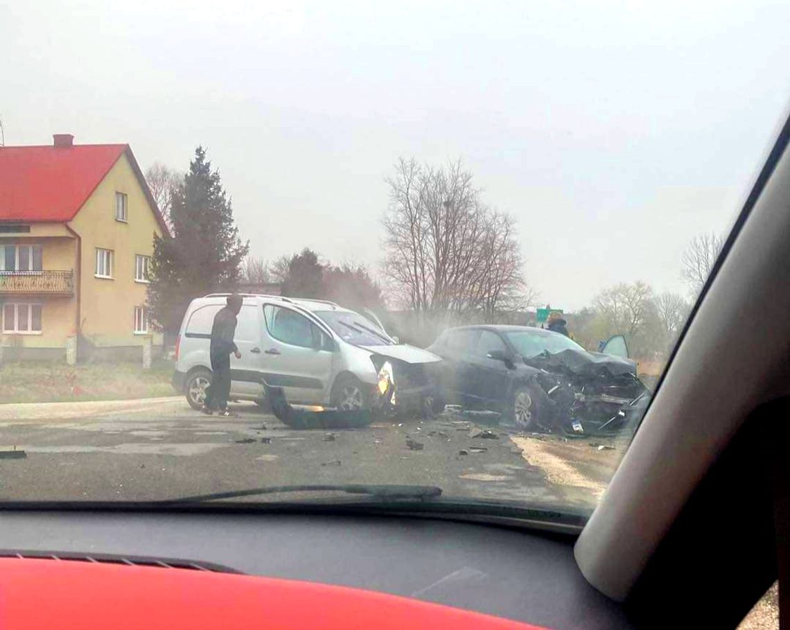 Na zdjęciu miejsce zderzenia dwóch samochodów osobowych w Rudnie Górnym