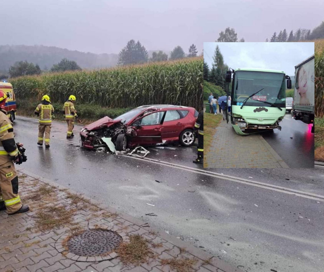 Zderzenie samochodu osobowego z autobusem w Przybysławicach