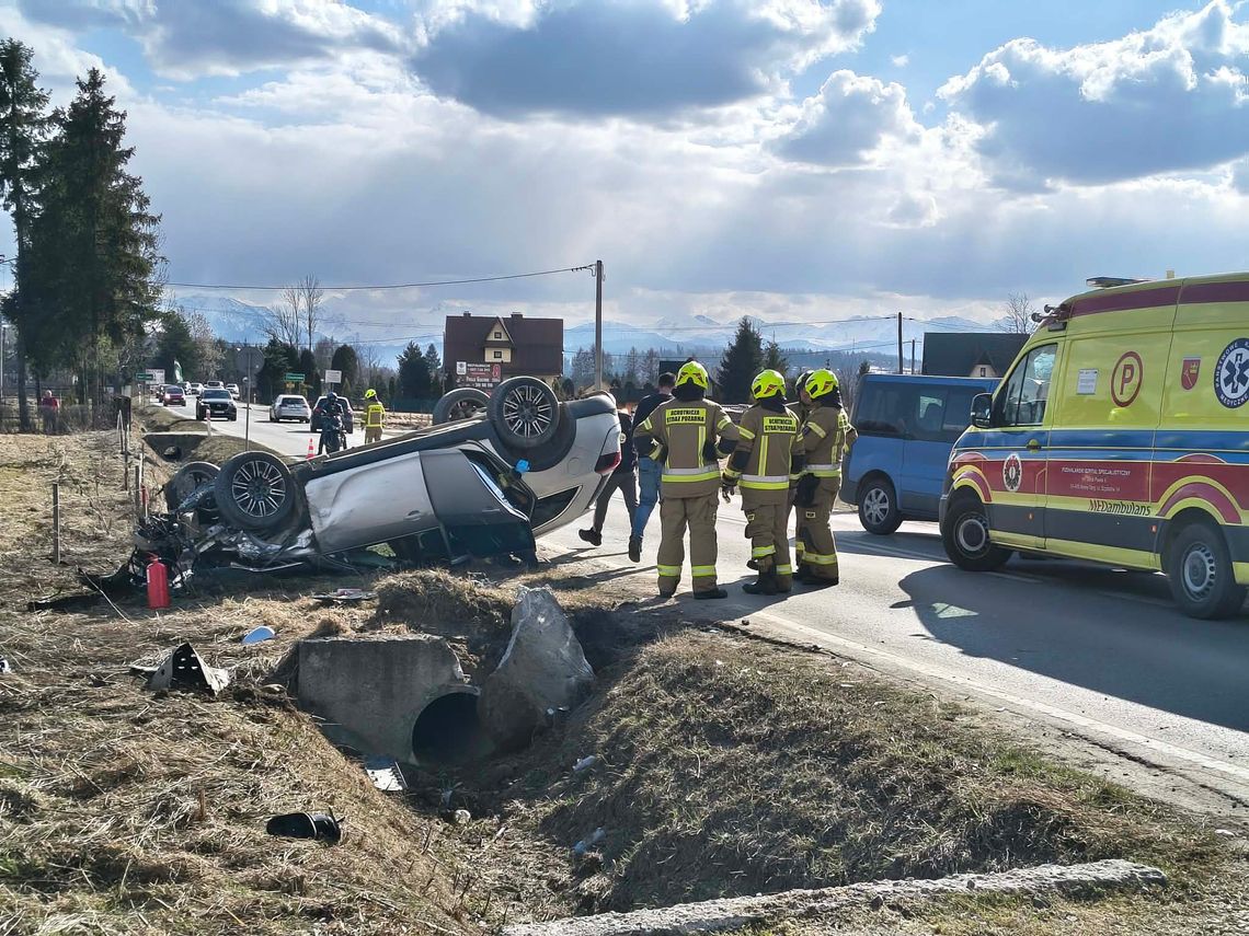 Koniówka, Chochołów, zderzenie dwóch samochodów osobowych, gmina Czarny Dunajec, bus osobowy,, na sygnale, wypadek drogowy, Podhale
