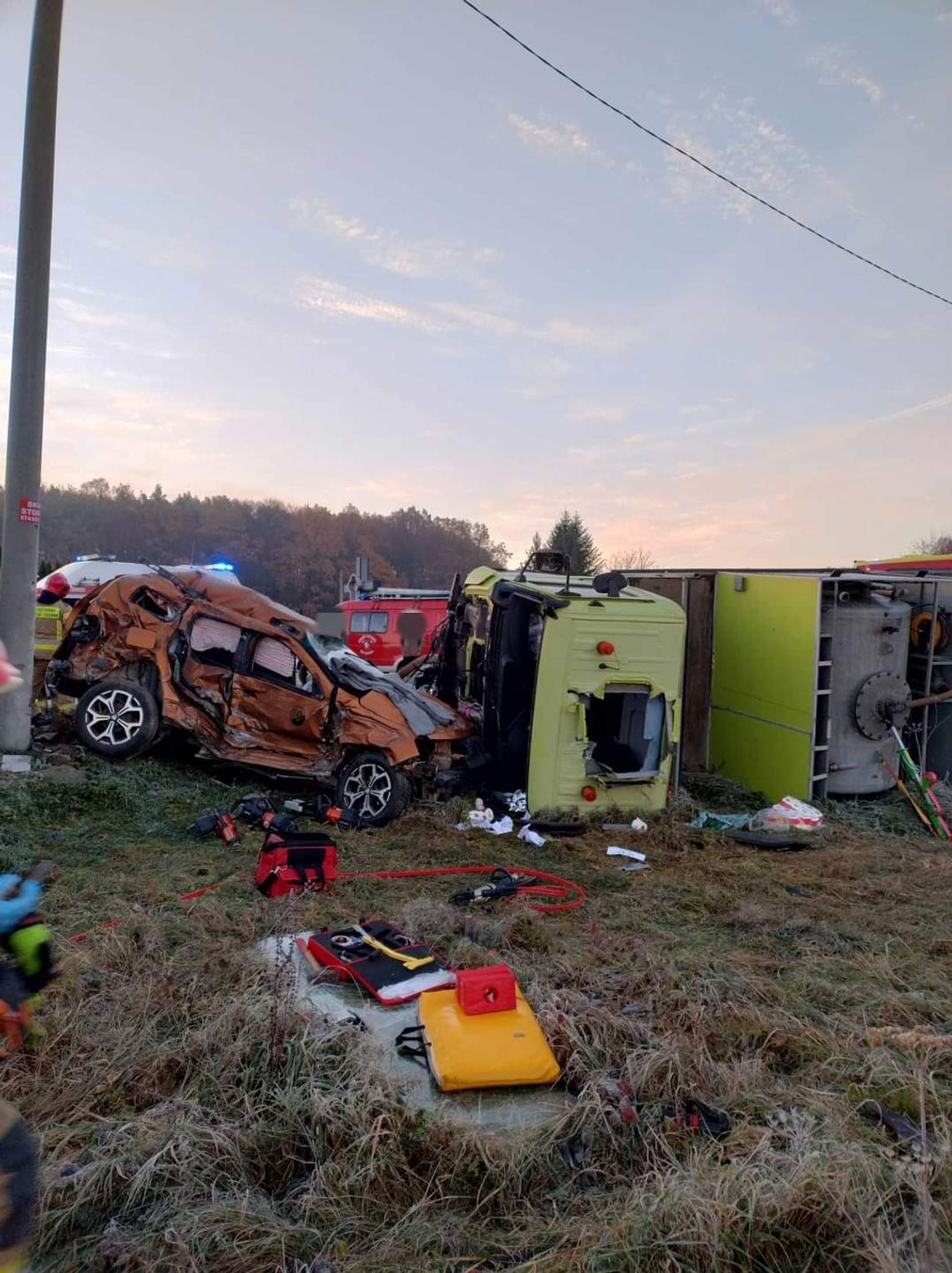 Zderzenie samochodu osobowego z ciężarówką w Rdzawie. Dwie osoby ranne [FOTO]