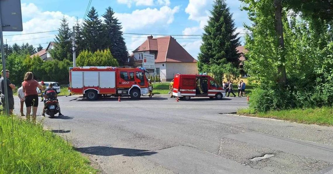 Na zdjęciu miejsce zderzenia samochodu osobowego z motocyklem w Skawinie