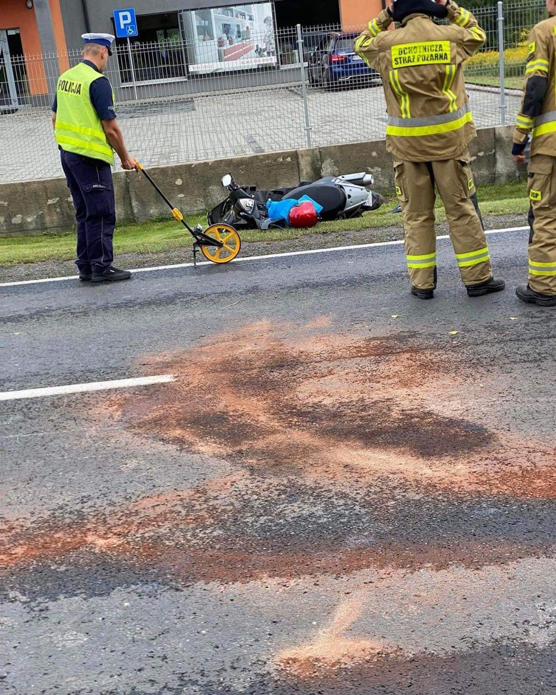 Na zdjęciu motocykl, w który uderzył samochód osobowy