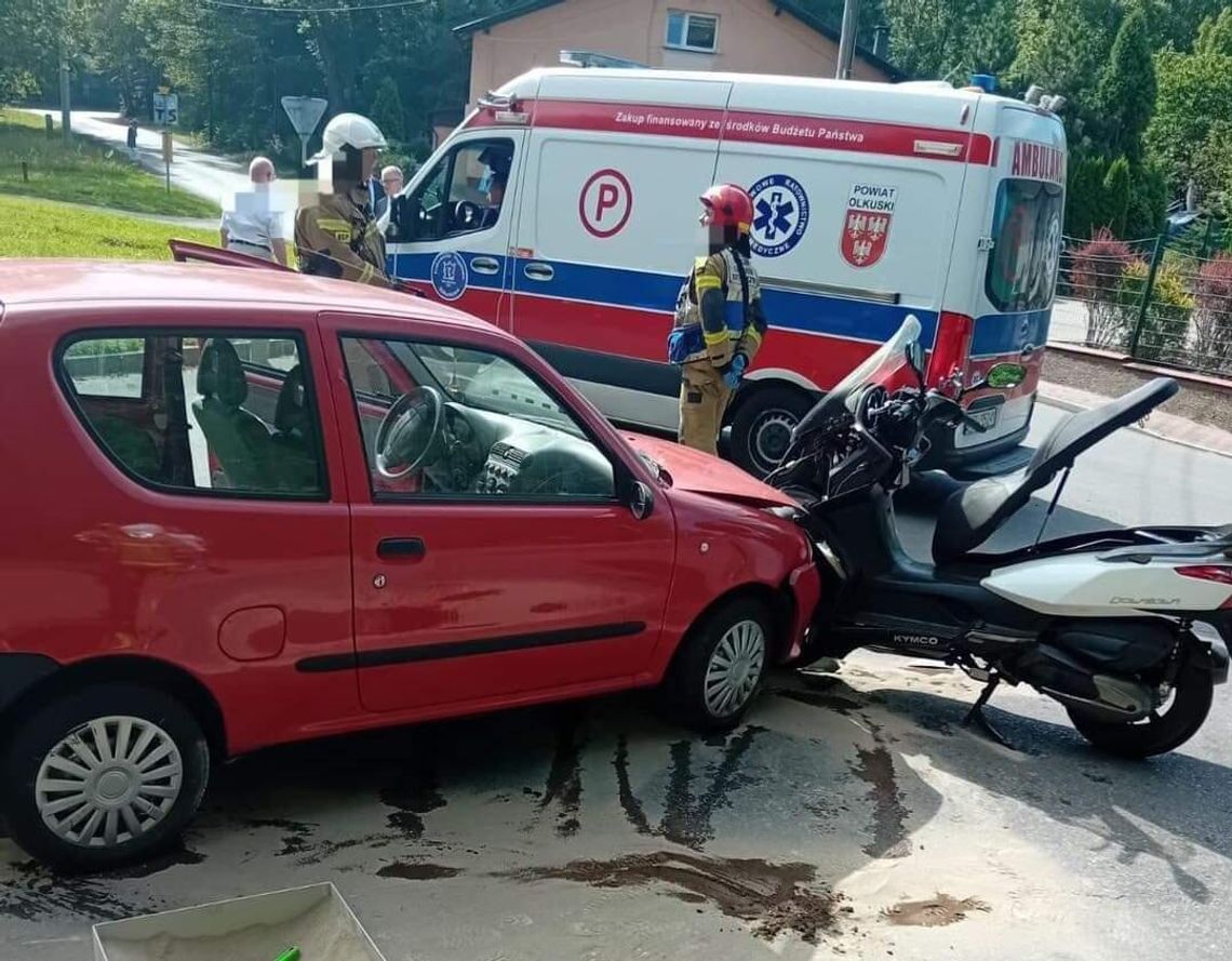 W zderzeniu skutera z osobówką w Bolesławiu były osoby poszkodowane