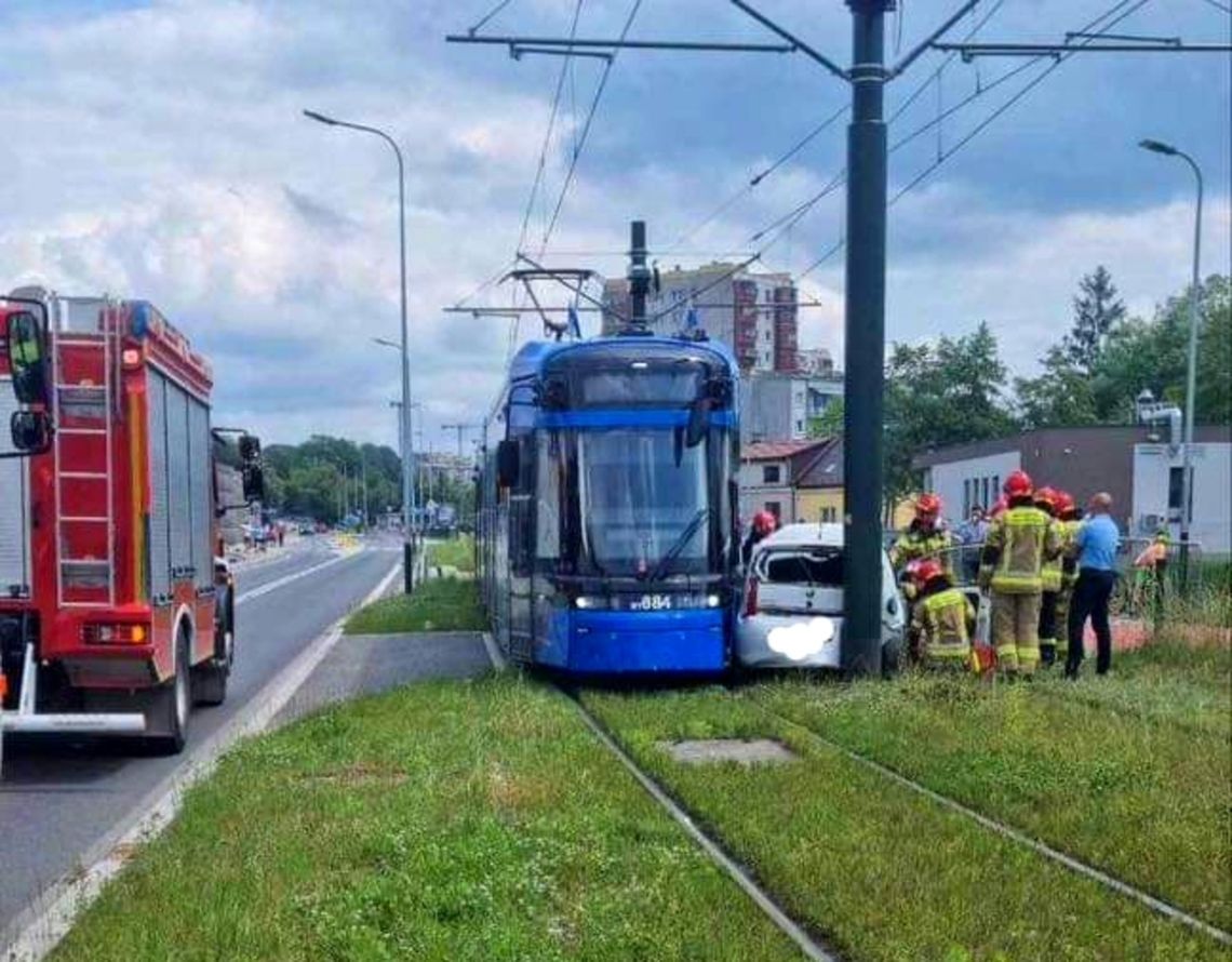 Na zdjęciu miejsce zderzenia samochodu osobowego z tramwajem w Krakowie