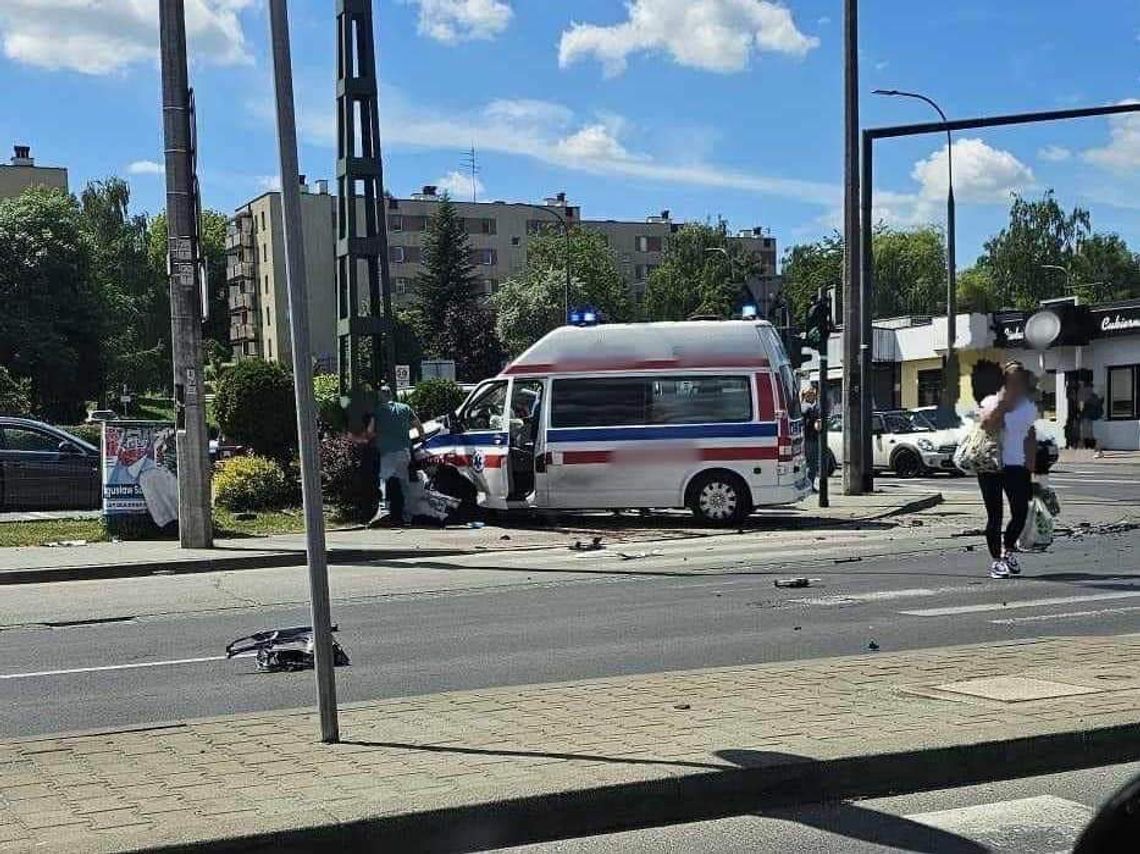 Na zdjęciu z zbita karetka pogotowia po wypadku w Krakowie