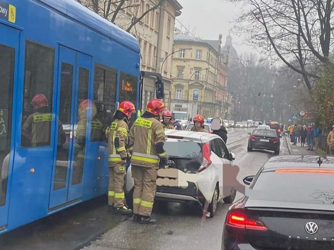 Zderzenie tramwaju z osobówką na ulicy Westerplatte