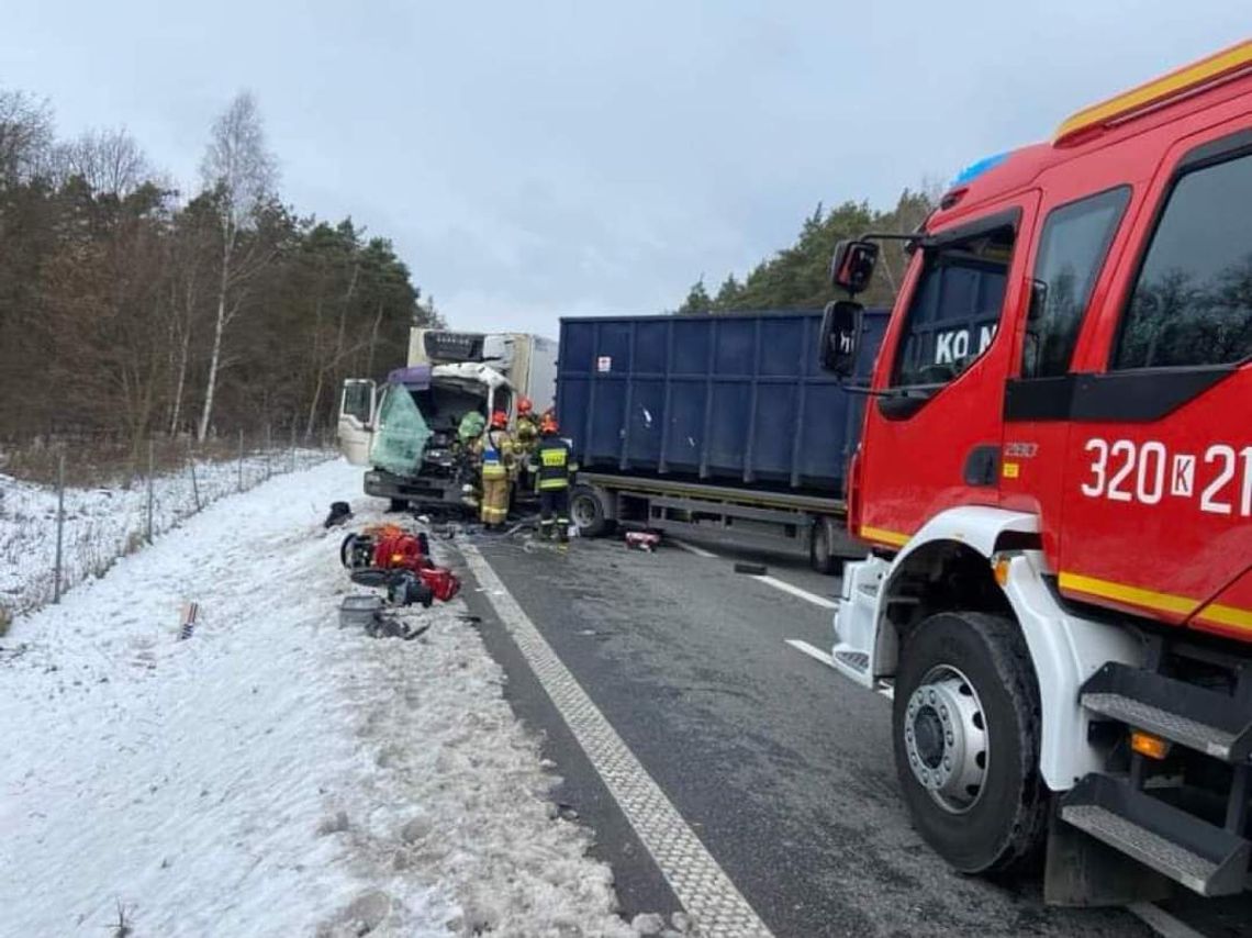 Na zdjęciu rozbite samochody ciężarowe podczas wypadku na autostradzie A4