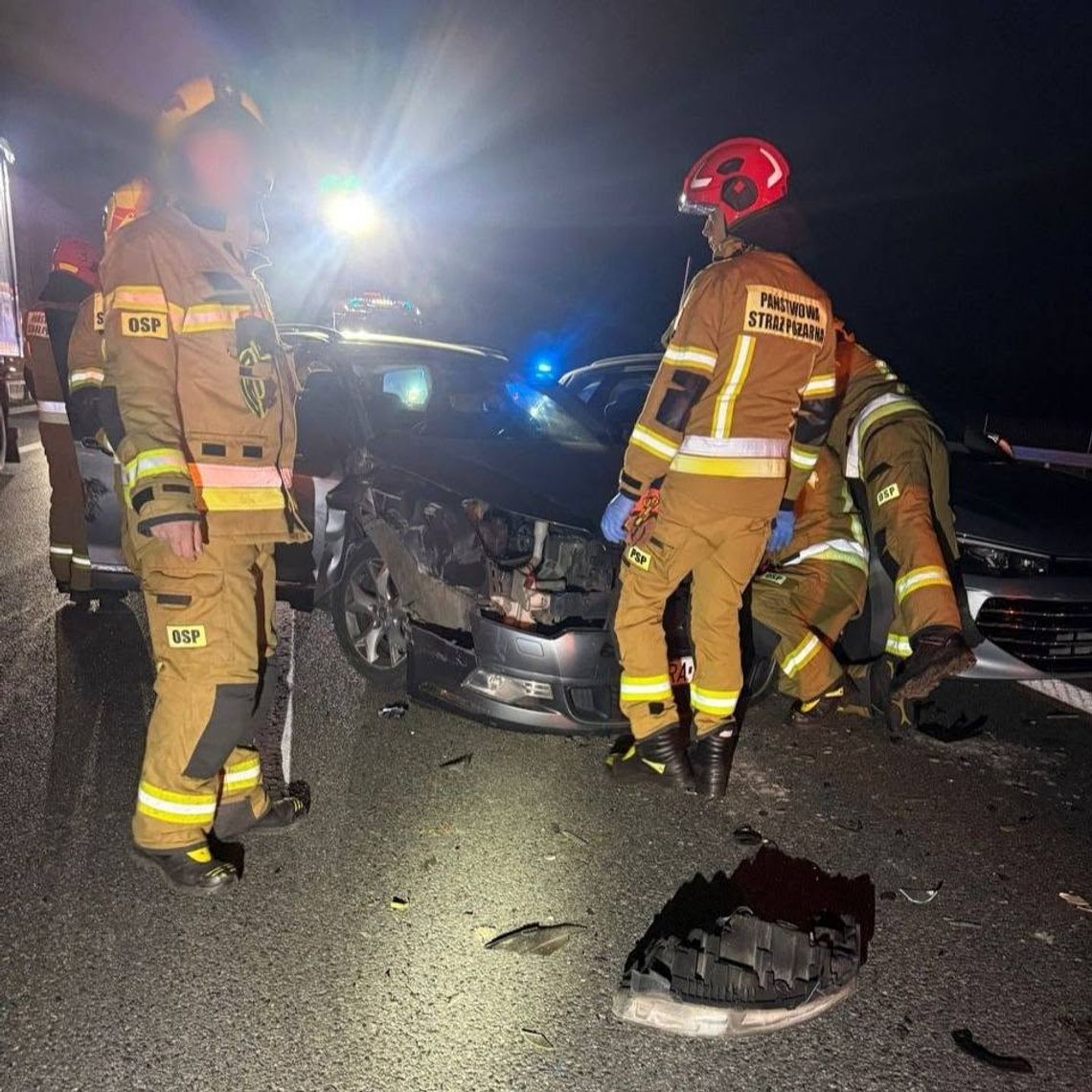 Wypadek drogowy, autostrada a4, utrudnienia na autostradzie a4, zderzenie trzech samochodów na autostradzie a4, akcja ratunkowa, akcja ratownicza