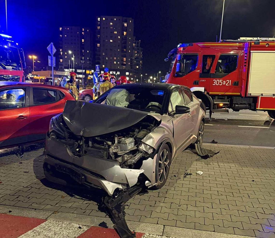 Wypadek w Krakowie, ulica Fieldorfa-Nila, Prądnik Biały, akcja ratunkowa, straż pożarna, zderzenie trzech samochodów w Krakowie