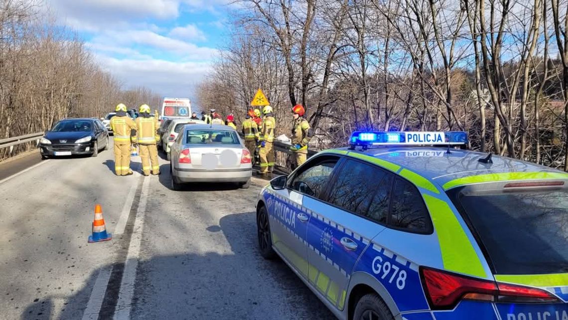 Zderzenie trzech samochodów na Zakopiance. Jedna osoba ranna [FOTO]