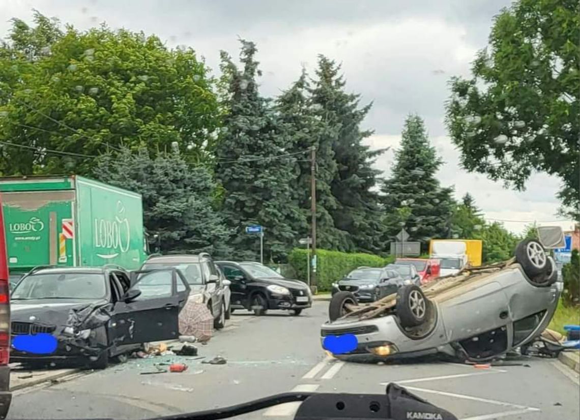 Zderzenie trzech samochodów w gminie Zielonki. Są ranni [ZDJĘCIA]