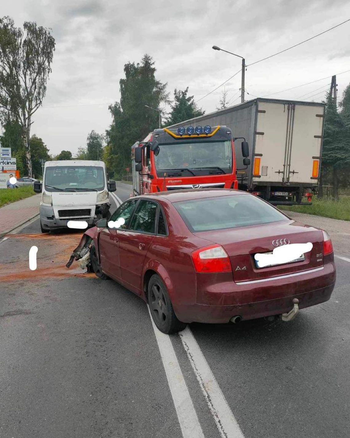 Zderzenie trzech samochodów w Zabierzowie. Jedna osoba ranna [FOTO]