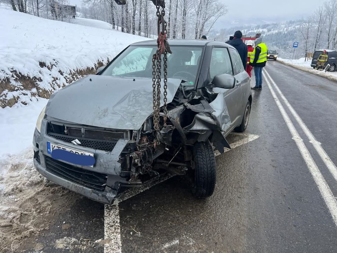 Zderzenie trzech samochodów w Zębie. Jedna osoba ranna [ZDJĘCIA]