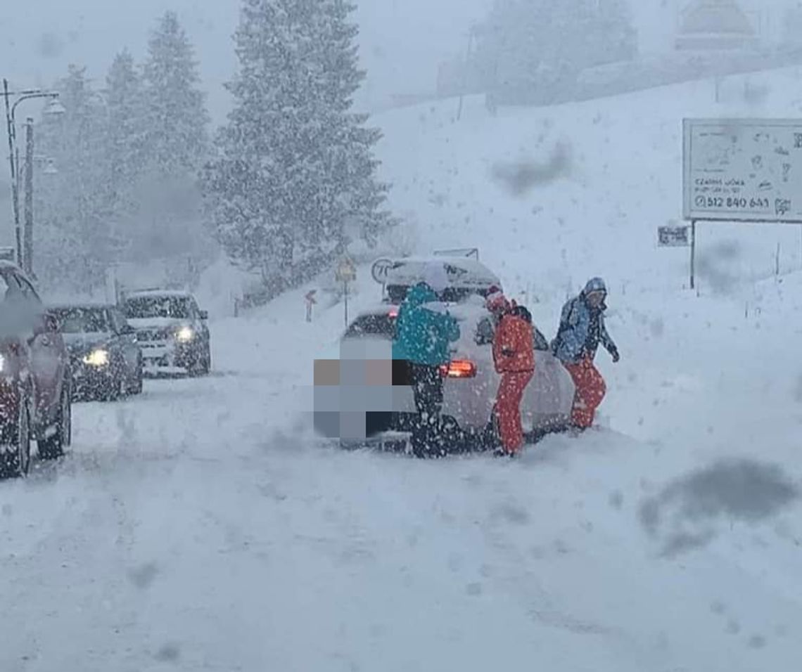 Zima zaskakuje kierowców na Podhalu. Wiele utrudnień (ZDJĘCIA)