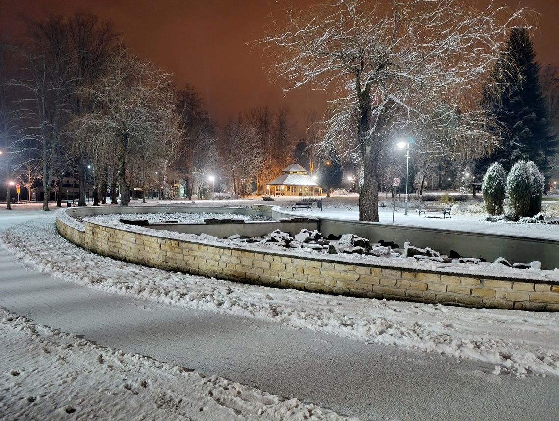 Zima zawitała do Rabki-Zdroju. Park Zdrojowy w śnieżnej szacie [ZDJĘCIA]