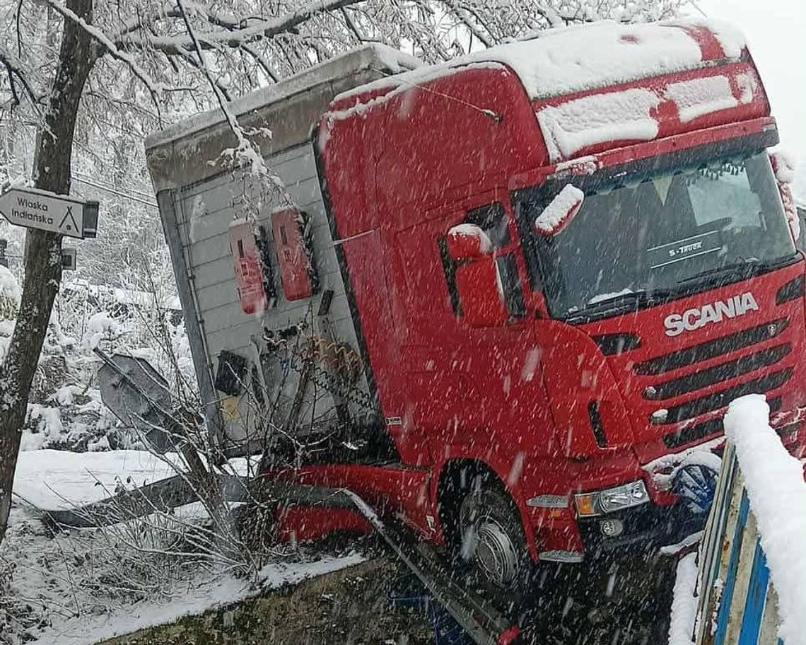 Zima znów zaskoczyła kierowców i drogowców. Jak co roku... [ZDJĘCIA]