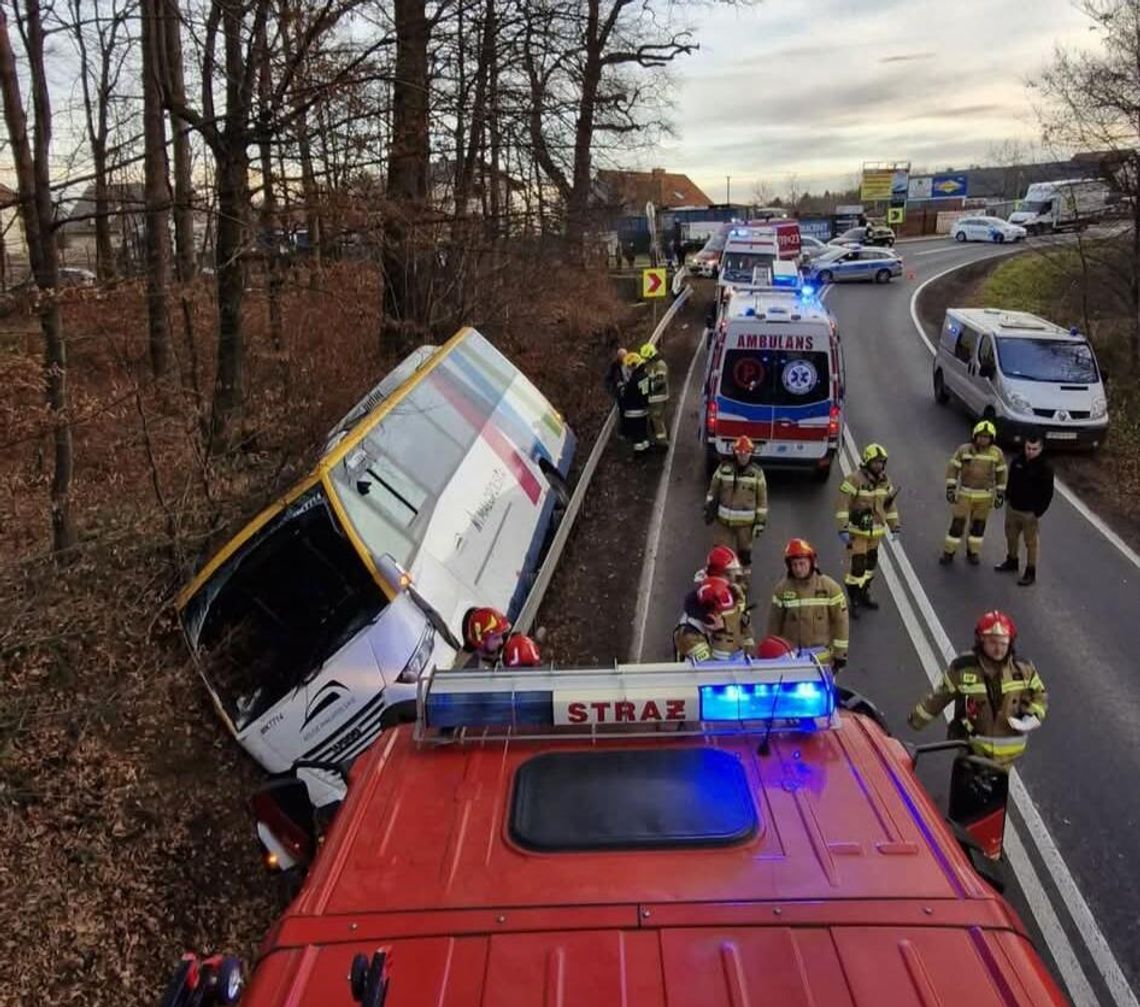 Znamy szczegóły wypadku autobusu w Kopalinach. Trzy osoby ranne [FOTO]