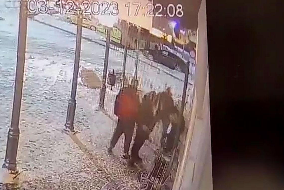 Na zdjęciu moment ataku fizycznego na pracownika ochrony w Wieliczce