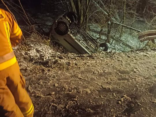 Dachowanie samochodu osobowego na terenie Tymowej