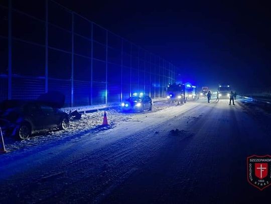 Stracił panowanie nad pojazdem i uderzył w bariery na A4