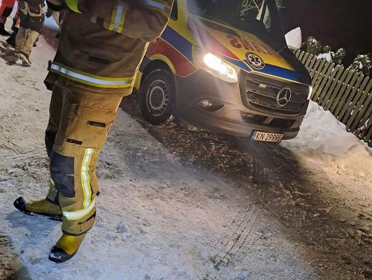 Strażacy pomagali przy transporcie chorego na Sądecczyźnie