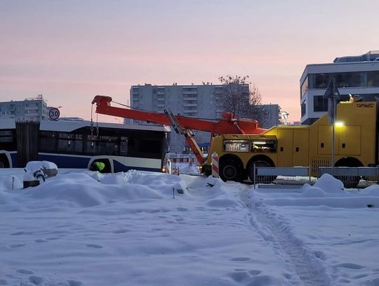 Kraków. Autobus MPK zawisł na nowo budowanym rondzie