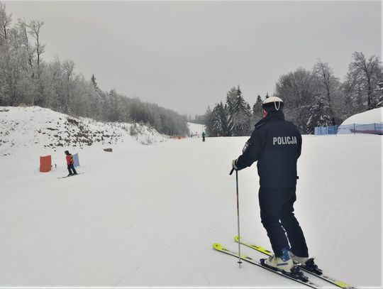 Dyżur funkcjonariuszy na jednym ze stoków w Krynicy-Zdroju