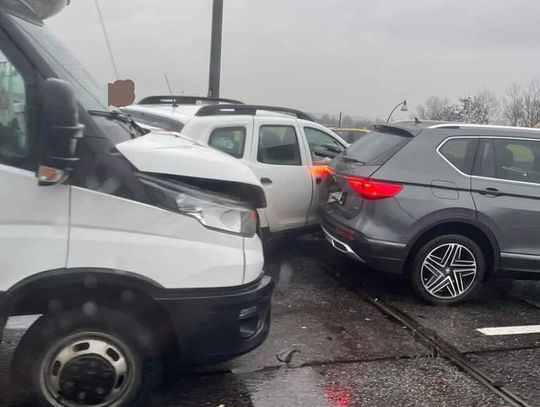 Kraksa na autostradzie A4 w rejonie zjazdu na Tyniec