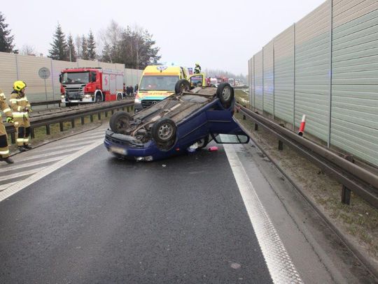 Dachowanie samochodu na drodze krajowej DK73 pod Tarnowem