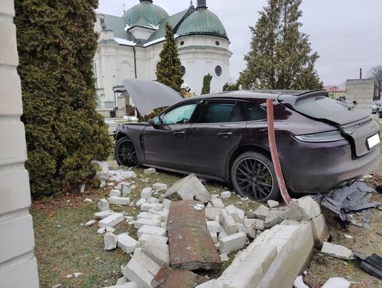 Luszowice. Porsche z impetem uderzyło w ogrodzenie kościoła