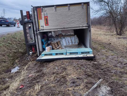 Samochód ciężarowy wylądował w rowie na autostradzie A4