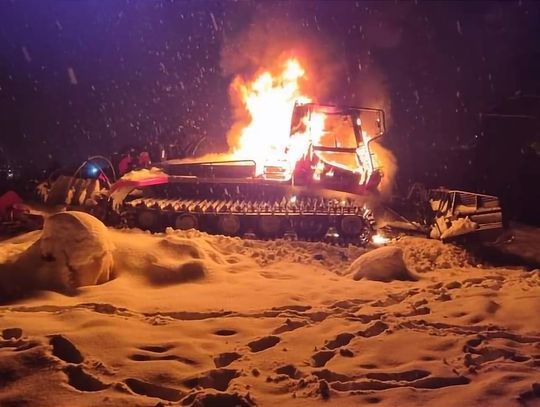Nocny pożar ratraka na ulicy Zawodzie w Szczawnicy