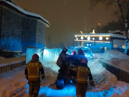 Zakopane. Strażacy pomogli w transporcie osoby poszkodowanej