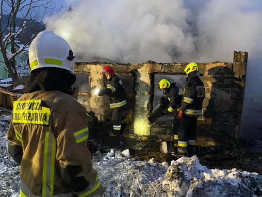 Poranny pożar zabudowań gospodarczych w Ochotnicy Górnej