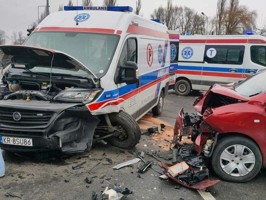 Kraków. Osobówka wjechała w karetkę, jedna osoba ranna