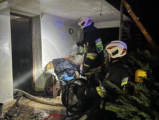 Sobotni pożar domu w Krzywaczce. Rodzina potrzebuje pomocy