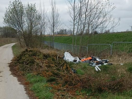 Plaga dzikich wysypisk śmieci na terenie powiatu wielickiego