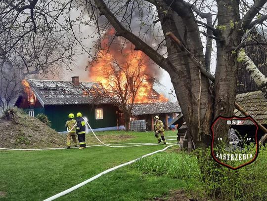 Policjanci i sąsiad uratowali dwie staruszki z płonącego domu