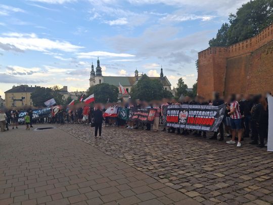 Kibice na marszu przeciwko nielegalnej imigracji.