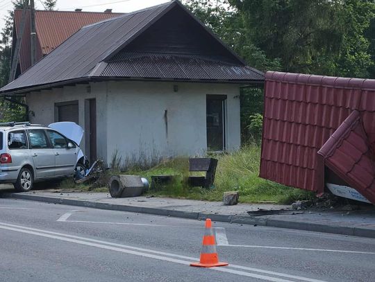 Samochód uderzył w przystanek autobusowy.
