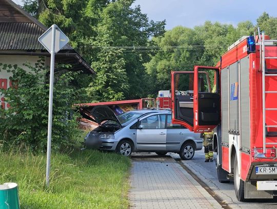 Samochód uderzył w przystanek autobusowy.