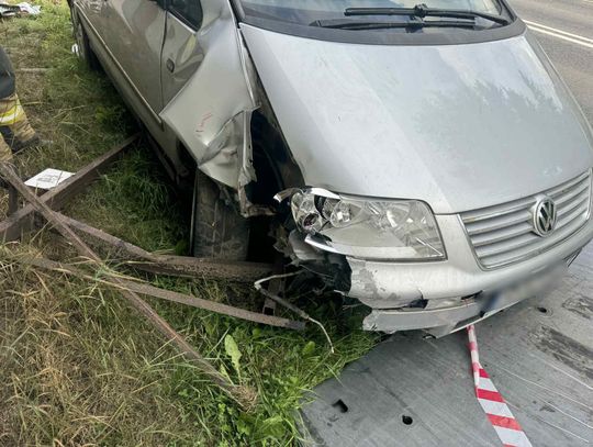 Samochód uderzył w przystanek autobusowy.